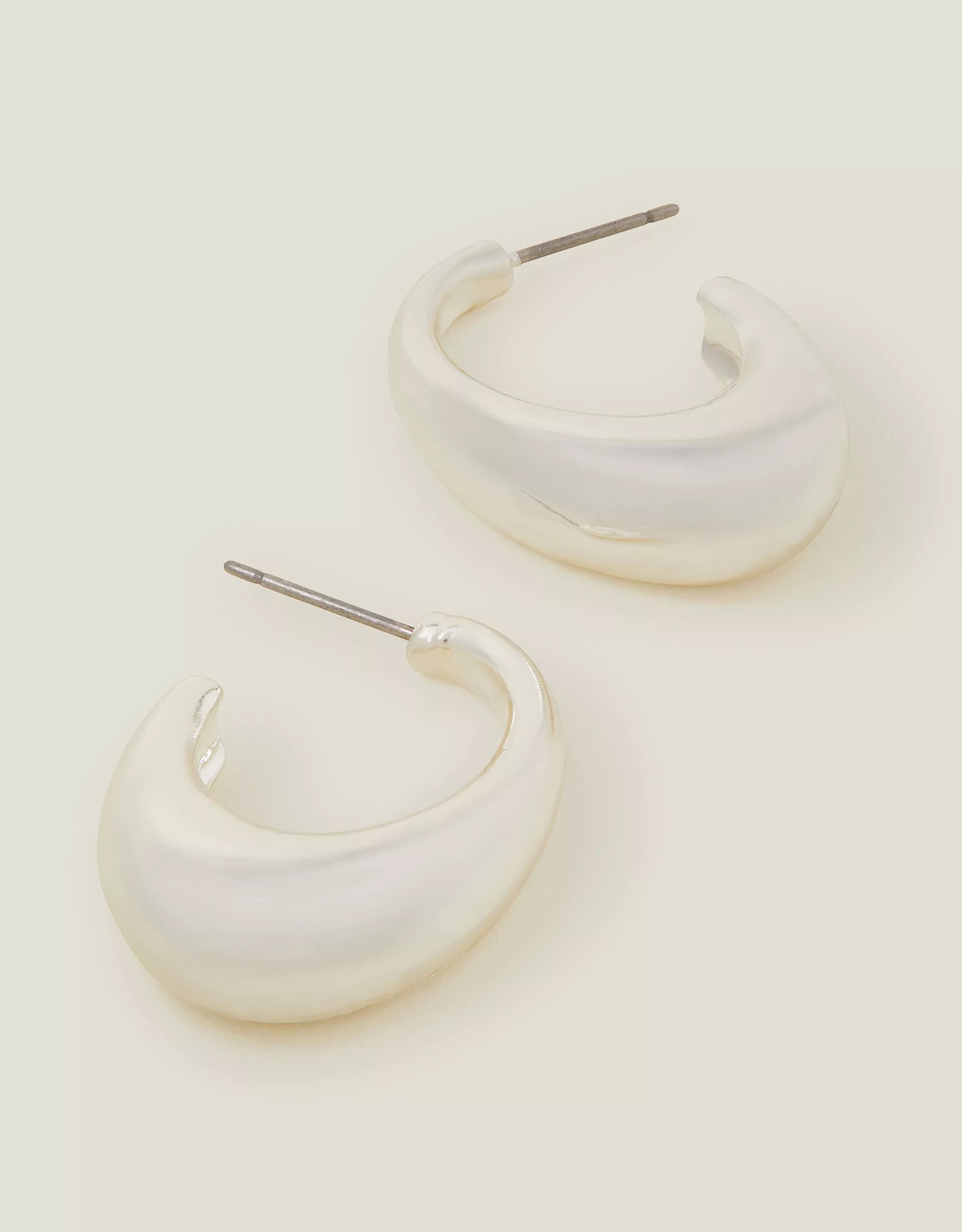 Chunky Curve Drop Hoop